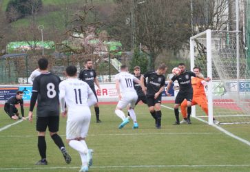 Nach einer Ecke sorgt Benni Bruckner (10) am kurzen Pfosten für Gefahr, doch der Gast kann noch klären