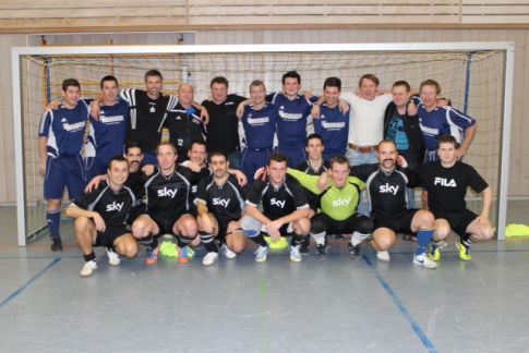 Die Blitzkickers (stehend), Sieger bei den Nichtaktiven und die schönste Mannschaft des Turniers, die Schönwetterkicker (knieend)