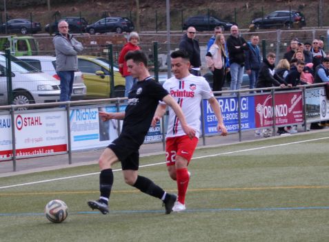 Der laufstarke Lukas Moser läuft dem heranstürmenden Manolo Rodas (22) den Ball ab