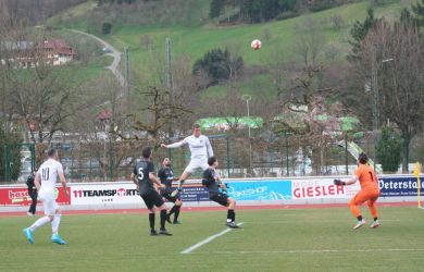 In anderen Dimensionen: Luka Schmieder überspringt alle, auch wenn der Kopfball über das Tor geht, einfach sehenswert
