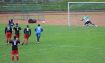 Markus Hansmann verwandelt den ersten Strafstoß sicher zum 1:0, auch wenn Torhüter Christian Lorenz die richtige Ecke ahnt.