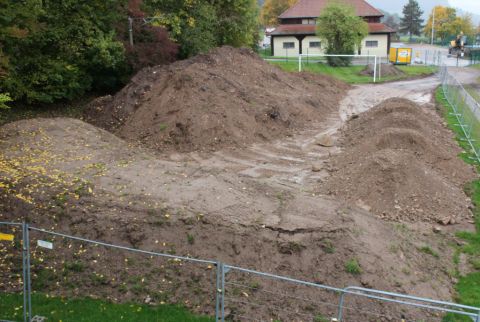 Die Erddeponie wächst, schon fast doppelt so hoch wie ein Tor