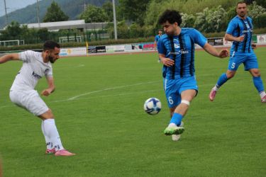 Giulio Tamburello flankt hinter Cagkan Saki (6) durch, doch Viktor Draghici (5) fängt die Flanke noch ab