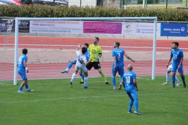 Joel Silzer (9) reagiert am schnellsten und vollendet in den oberen Winkel zur 1:0 Führung für den SV Haslach. Die Gästespieler um Torhüter Yannik Anzaldi und Spielführer Max Meier können nur noch zuschauen.