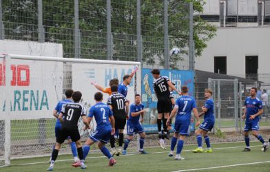 Nach einer Ecke springt der stark aufspielende Daniel Schwarz (15) am höchsten, doch Torhüter Maten Weber faustet den Ball aus der Gefahrenzone.