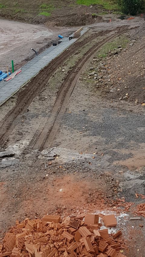 Doch das schwere Kranfahrzeug hinterlässt Spuren.