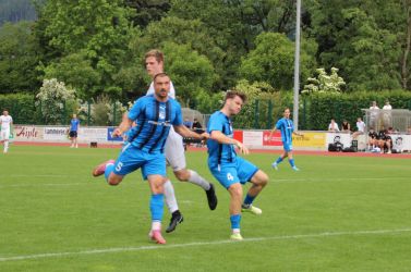 Luka Schmieder (hinten) wird an der Strafraumgrenze von Viktor Draghici (5) und Matteo Größer (4) geblockt