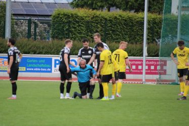 Dicke Luft 2: Schiedsrichter Erich Schmieder blieb die Luft weg, als er versehentlich von einem Schuss getroffen wurde