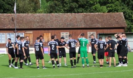 Diszipliniert, Gekämpft, Gelaufen, Taktik eingehalten und Gespielt, der SVH siegt in Seelbach glücklich, aber clever. Trainer Martin Leukel bei seiner Ansage nach dem Spiel.