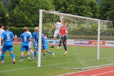Die Faust von Keeper Pascal Metzger fast im Gesicht, köpft der am höchsten springende Luka Schmieder dennoch gefährlich vor das Tor
