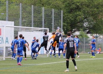 Benni Bruckner (8) und Keeper Marten Weber springen zum Ball, doch lachender Dritter ist Jonathan Kalt (14), der den Ball zum 1:2 ins Tor befördert.